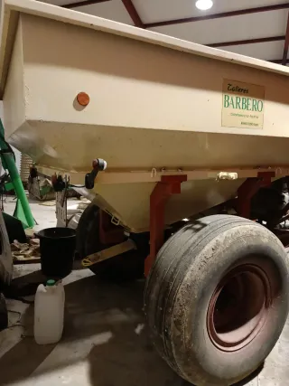 Abonadora arrastrada Talleres Barbero