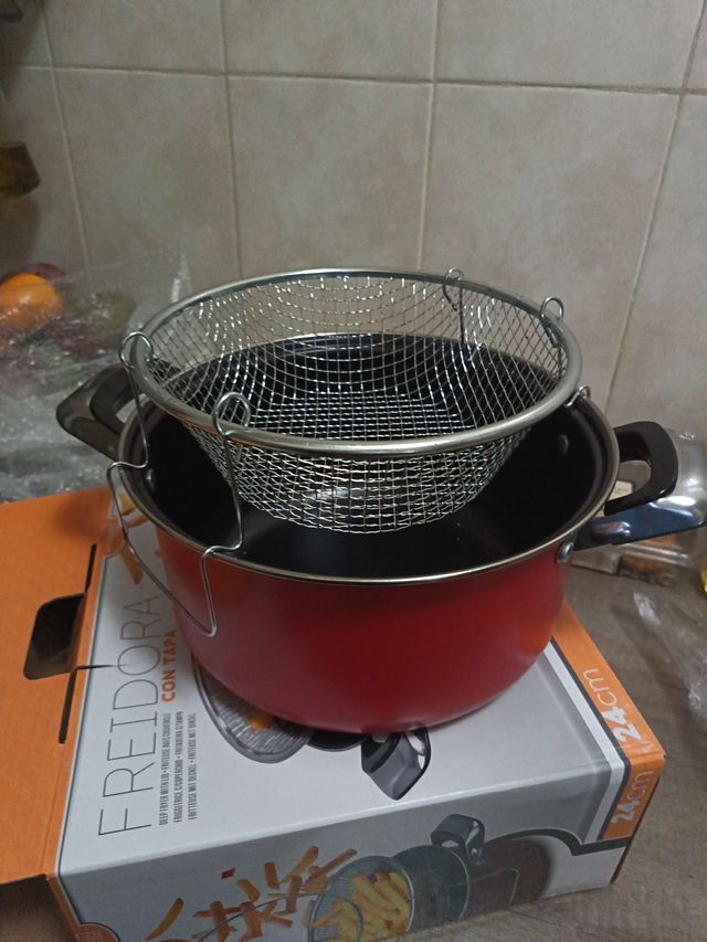 Freidora con cesta y tapa,sin extrenar