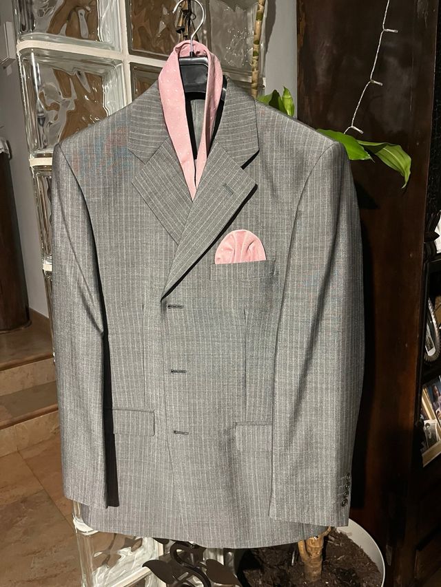 Traje de raya diplomática gris y rosa