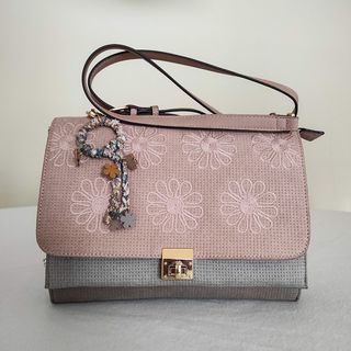 Bolso Parfois rosa y gris con flores