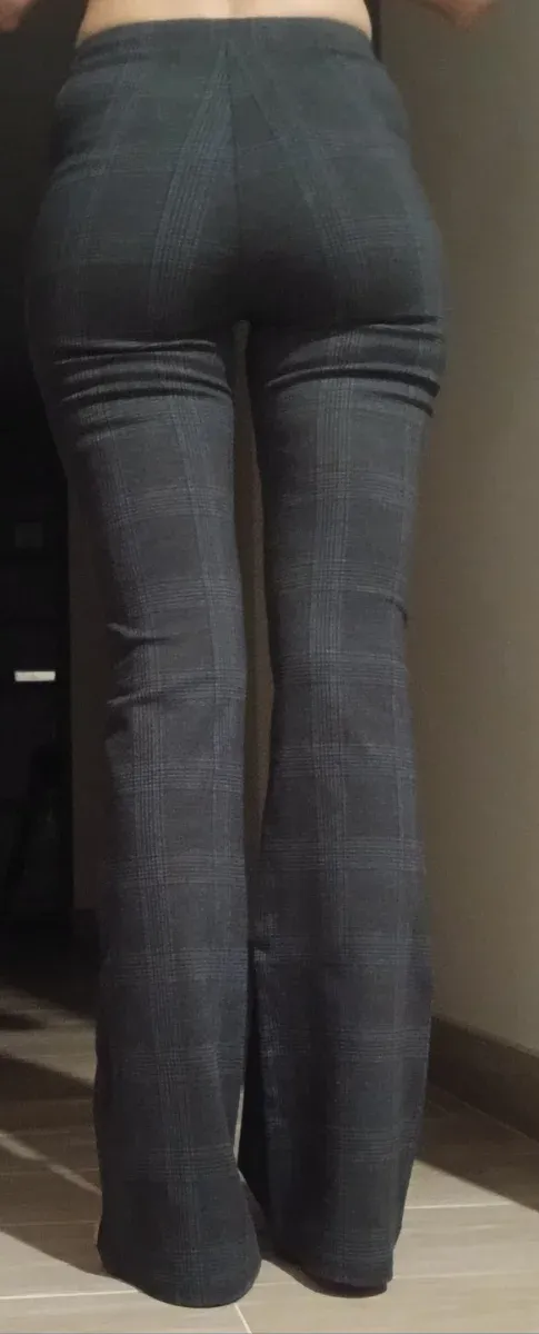 Leggings acampanados de cuadros grises