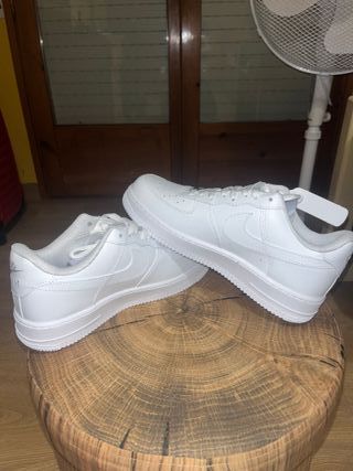 Air force 1 nuevas en su caja
+calcetines y llaver