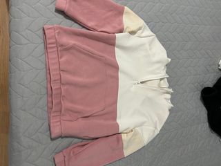 Sudadera con capucha rosa y blanca