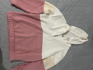 Sudadera con capucha rosa y blanca
