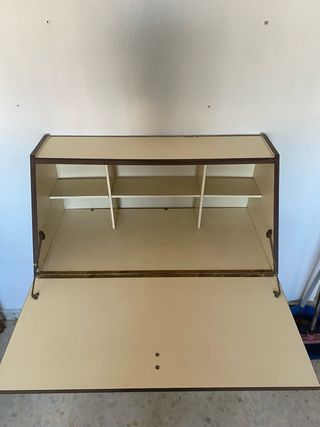 Due scrivanie e un divano