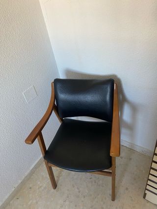 Due scrivanie e un divano