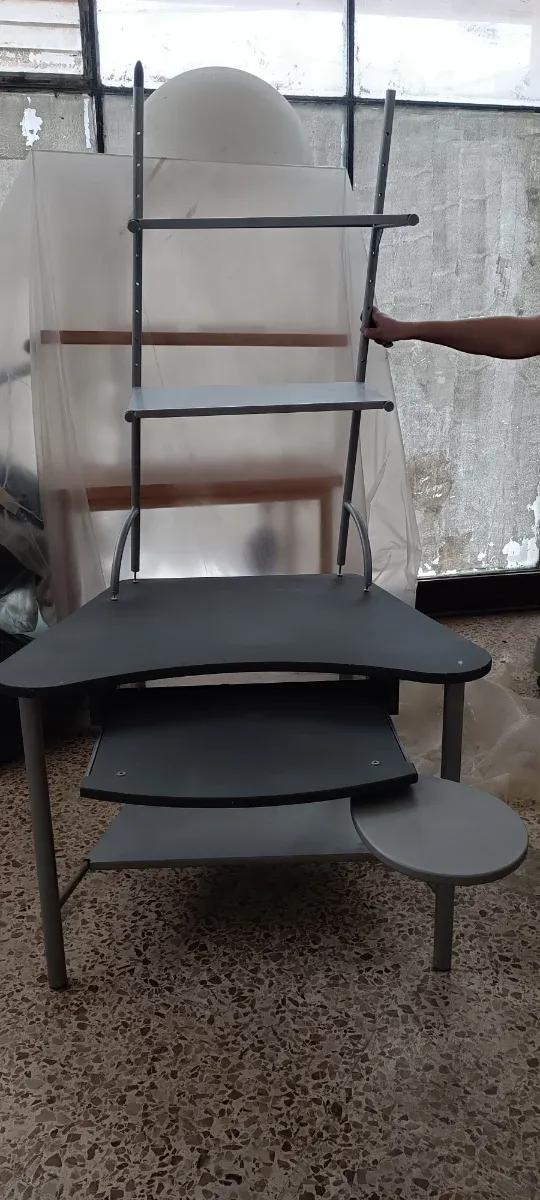 Escritorio con estantería metálica