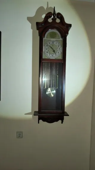 Reloj antiguo, candelabros, porta fotos, lámparas