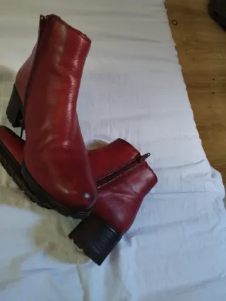Botines rojos de tacón