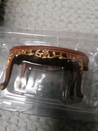Coppia di tavolini per bambole in miniatura
