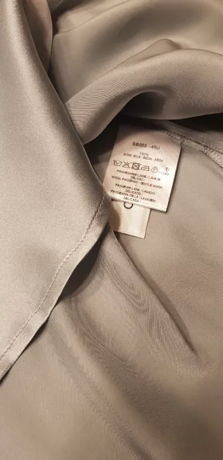 Lote Abrigos, Jerseys y Blusa gris.