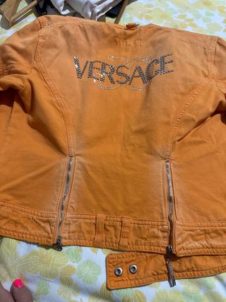 Chaqueta naranja estilo motero