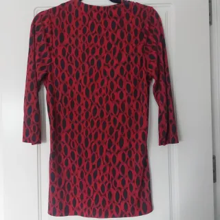 Blusa estampada roja y negra