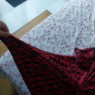 Blusa estampada roja y negra