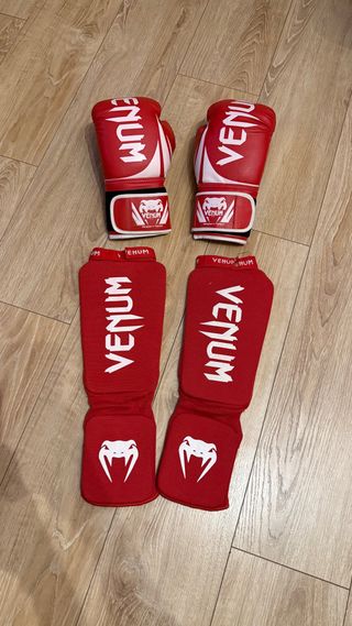 Guantes y espinilleras Venum rojos