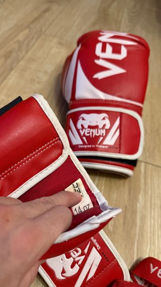 Guantes y espinilleras Venum rojos