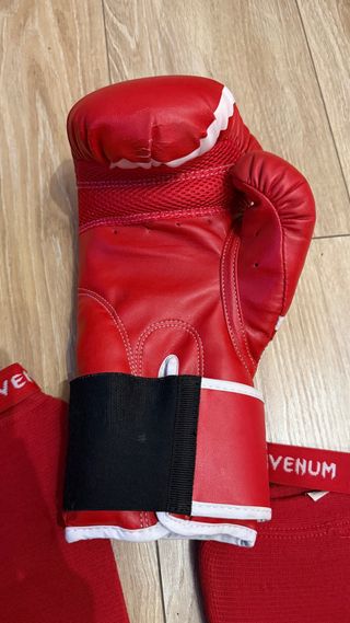 Guantes y espinilleras Venum rojos