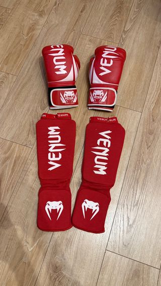 Guantes y espinilleras Venum rojos