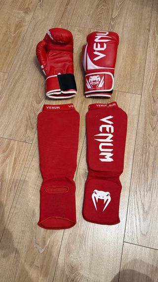 Guantes y espinilleras Venum rojos