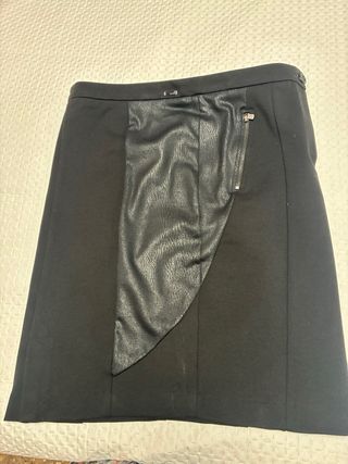 Falda tubo negra con detalles textiles 