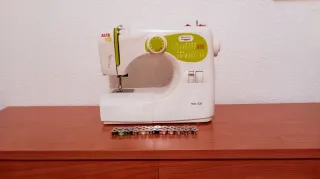 Máquina de coser Alfa 530, con 24 canillas