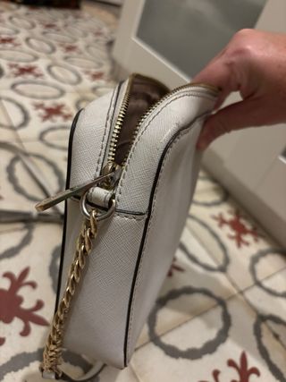 Bolso Michael Kors blanco con detalles dorados