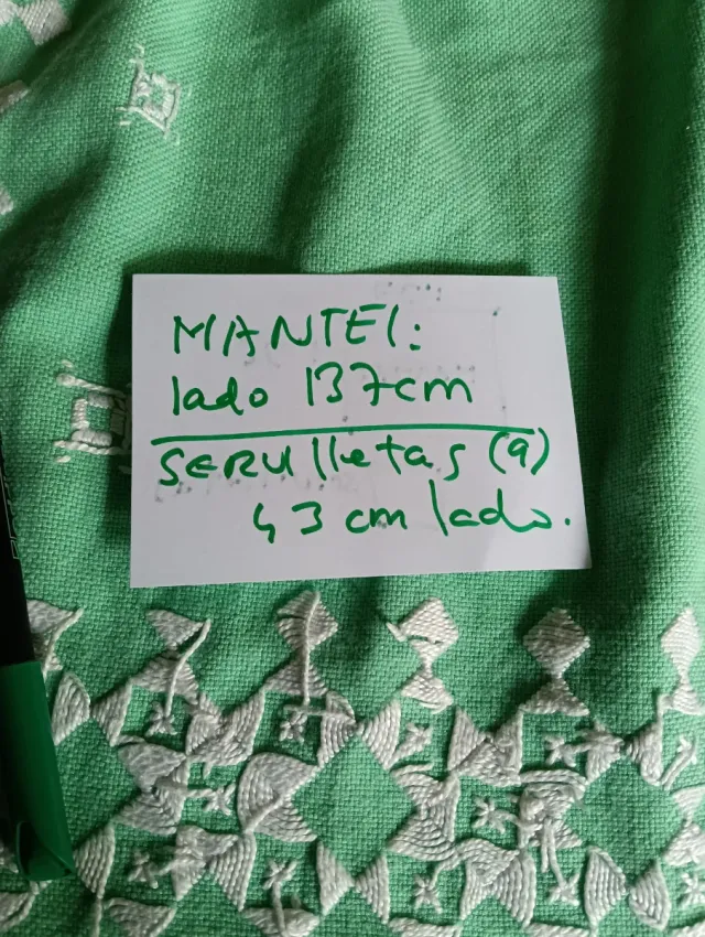 Mantelería verde agua con bordado blanco