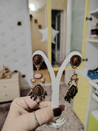 Orecchini lunghi pendenti marroni e oro