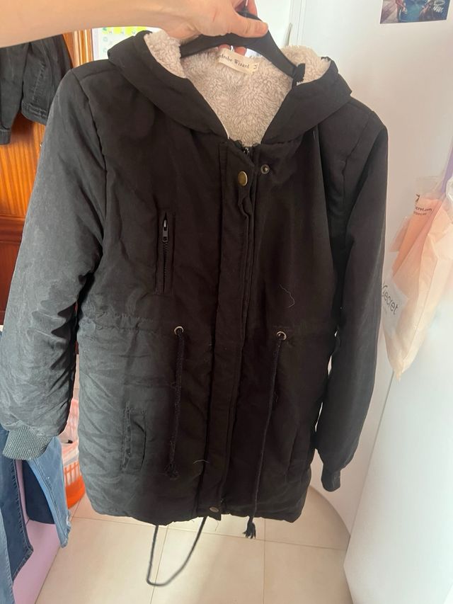 Abrigo largo negro con forro blanco