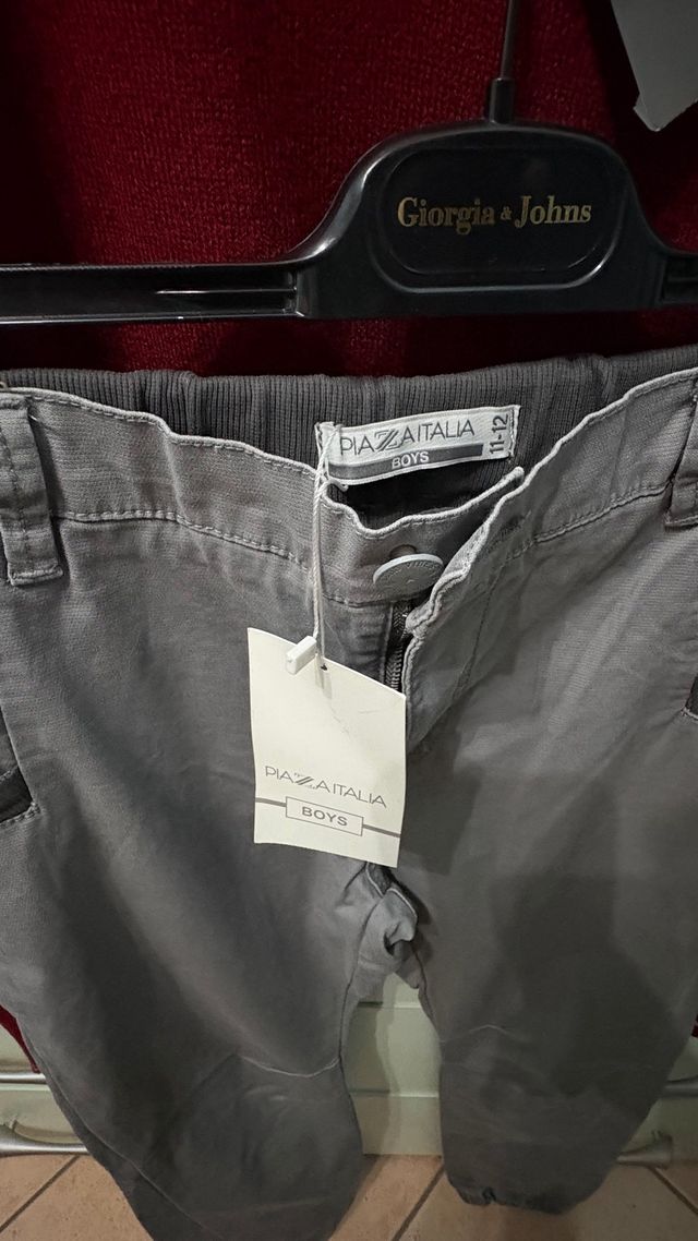 Maglione V-neck ragazzo e pantaloni grigi