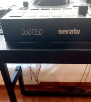 Equipo DJ Hercules Impulse 500, mesa, micrófono.