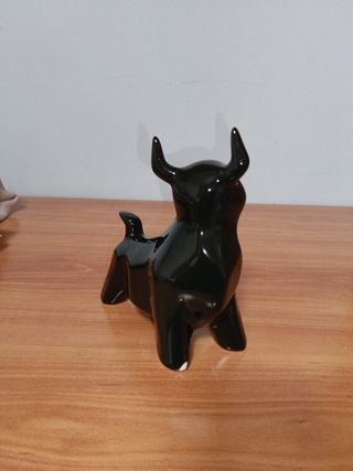 Escultura toro negro cerámica