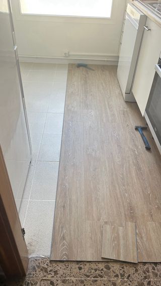 montaje de suelo vinílico y parquet