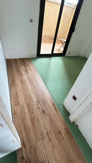 montaje de suelo vinílico y parquet