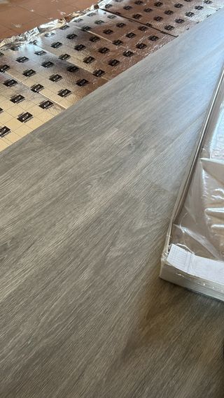 montaje de suelo vinílico y parquet