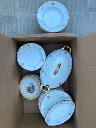 Vajilla de porcelana con detalles dorados