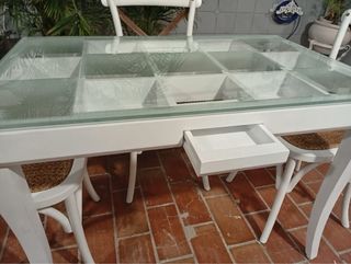 Mesa de comedor y 4 sillas de madera