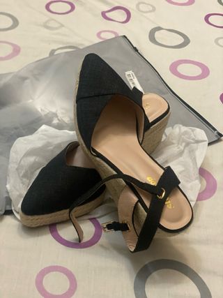 Zapatos de cuña negros tejidos