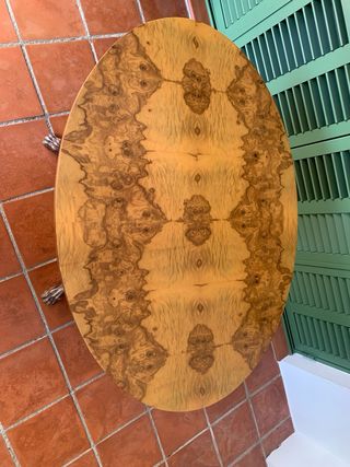 Mesa antigua de madera tallada