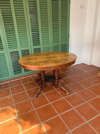 Mesa antigua de madera tallada