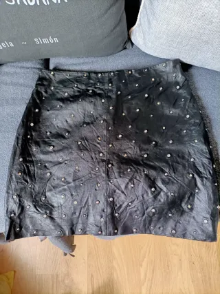Falda de piel negra con tachuelas