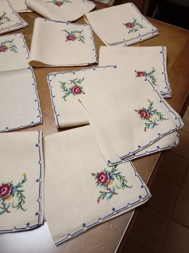 12 Servilletas de lienzo antiguo bordadas