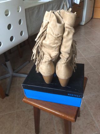 Botas camperas beige con flecos