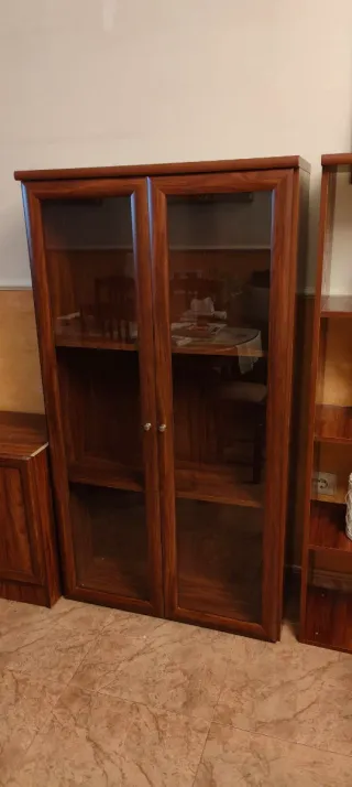 Vitrina de madera y cristal