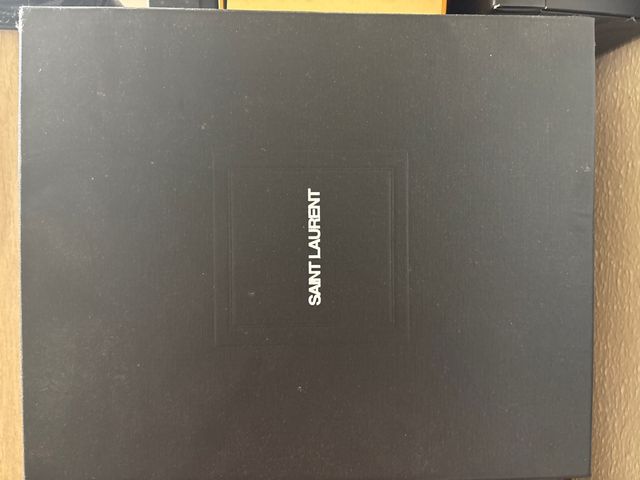 Caja Saint Laurent YSL Negra