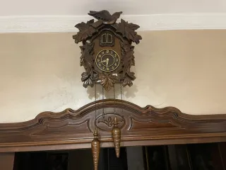 Orologio a cucù in legno intagliato