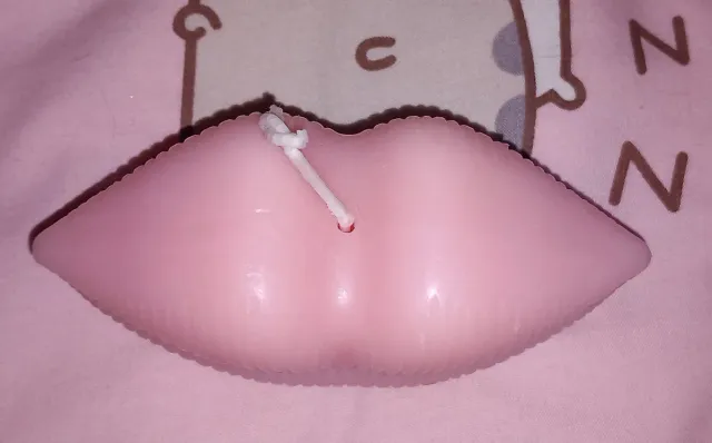 Vela con forma de labios rosa