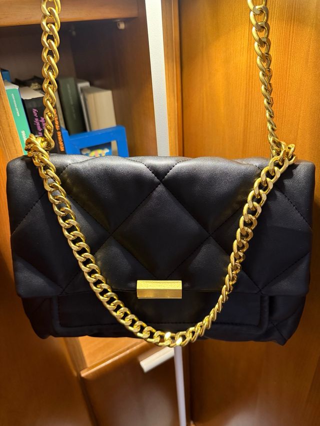 Bolso negro acolchado con cadena dorada