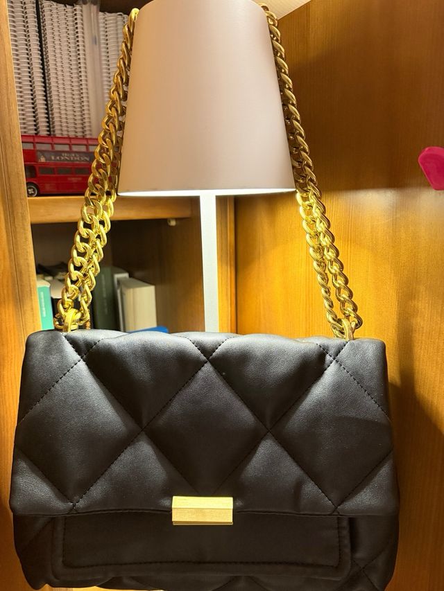 Bolso negro acolchado con cadena dorada