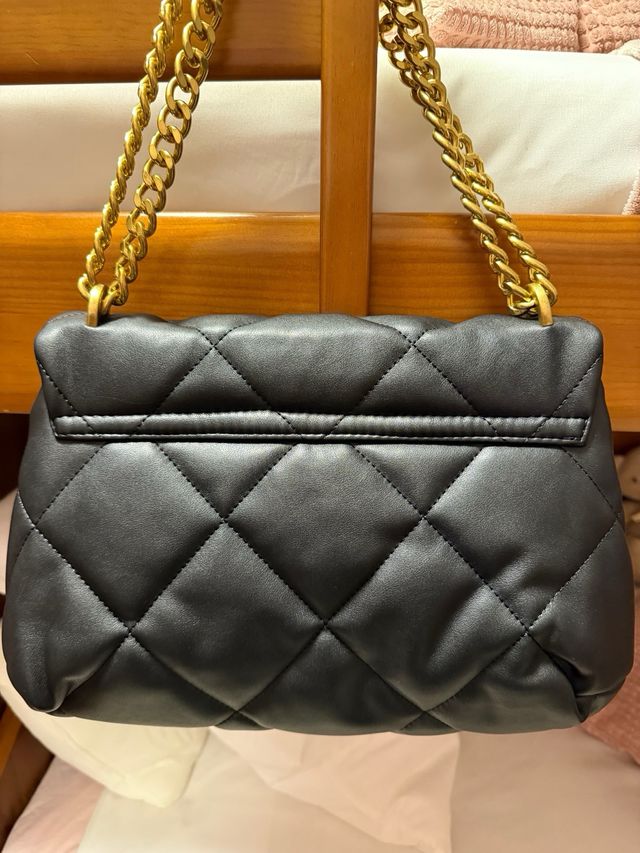 Bolso negro acolchado con cadena dorada